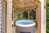 Luxury Mountaintop Views with Hot Tub - 1 min to town