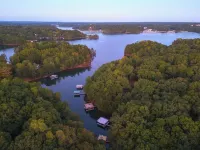 House on Lake Lanier with Dock and King Bd,10min from restaurants