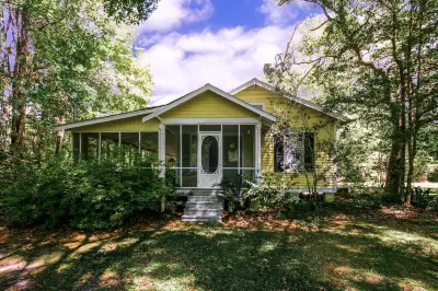 Cozy Cottage with Guest House, Gazebo and Deck Các khách sạn gần Abita Creek Flatwoods Preserve