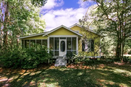 Cozy Cottage with Guest House, Gazebo and Deck Отели в г. Сейнт Таммани Пэриш