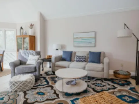 Lagoon view villa with office, easy walk to beach! Hotels in Kiawah Island