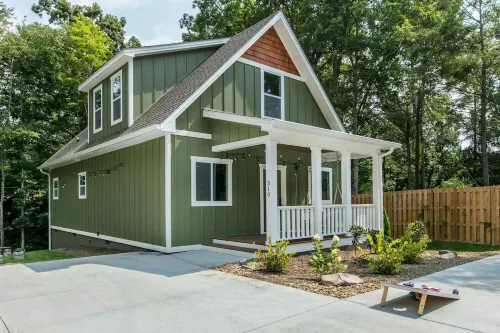 Cozy Cottage- Hot Tub/16 mi from Asheville/ Fire Pit/Arcade/Foosball
