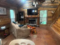 Secluded getaway cabin on 50 acres in the beautiful woods of Utica, MS. Hotel a Hinds County