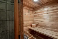 Beautiful house and private apartment, hot tub & sauna, 6 miles from Hood River!
