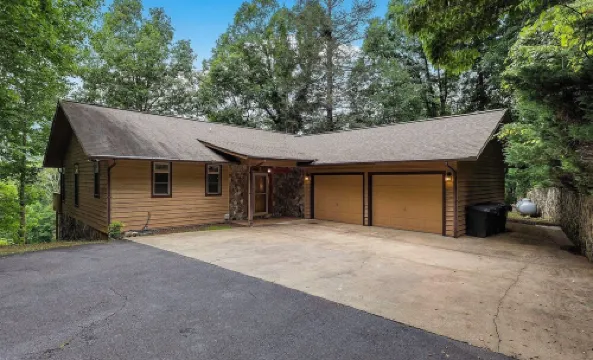 4-Bedroom Mountain House w/Golf Course View, Hot Tub, Pool Table, & Foosball!