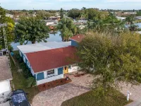 Remodeled Lake Front Pool Home! Sleeps 13! Bring dogs and kids! Hotels in Holiday