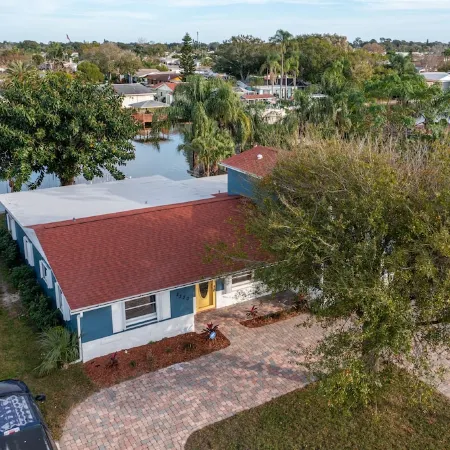 Remodeled Lake Front Pool Home! Sleeps 13! Bring dogs and kids!