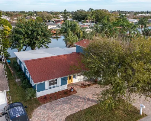 Remodeled Lake Front Pool Home! Sleeps 13! Bring dogs and kids! Hotels in Holiday