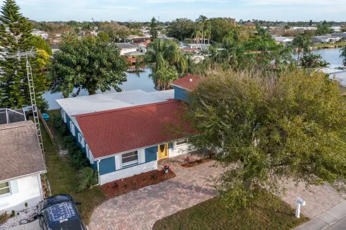 Remodeled Lake Front Pool Home! Sleeps 13! Bring dogs and kids! Hotels in Holiday