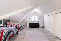 Cozy 3 bd Cottage w/ access to private lake