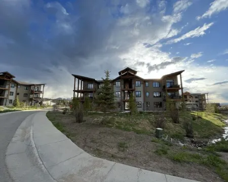 Bonus Bunk Room!  Private Hot Tub and Walkable to Restaurants and Brewery! フレイザーのホテル