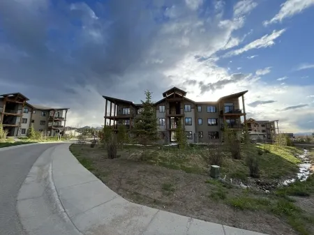 Bonus Bunk Room!  Private Hot Tub and Walkable to Restaurants and Brewery! Отели рядом с достопримечательностью «Grand Park Community Recreation Center»