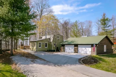 Cottage w/ boat parking, 2.7mi to free boat launch Hotels near Wolf River Cliffs at Shearpin Point