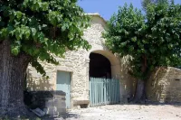 Uzès superb, comfortable gîte with swimming pool 700m from town center: Hotels in Uzes