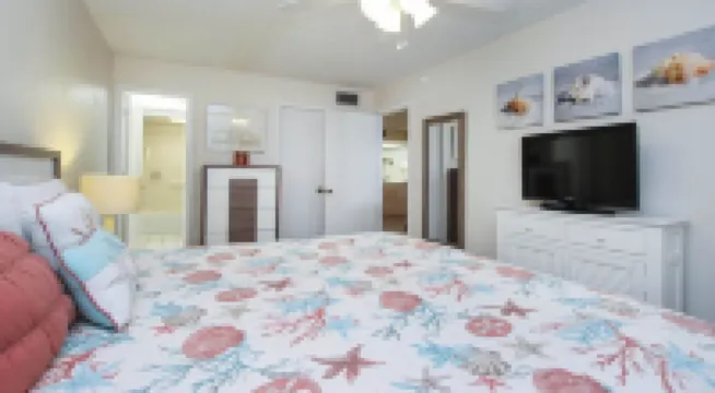 Tropical Garden Condo Just Steps to Sanibel Beach