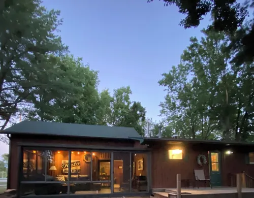 Cozy, country-feel, private, close to everything, for family & friends to gather