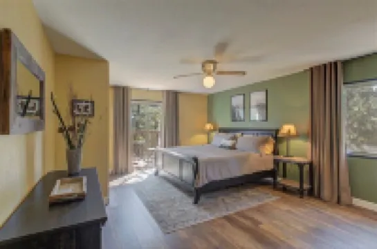 Elkchanted Inn Pine: Fully Fenced Backyard, Spacious Cabin in Woods w/King Bed