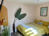 Fun cottage w/VIEW, minutes to downtown Eureka Springs, Beaver Lake, White River