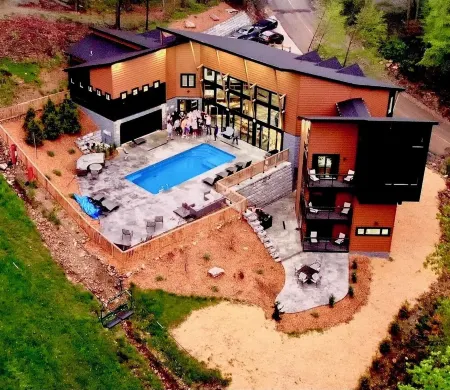 Luxury House private pool & Indoor Basketball court/Movie theater