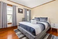 Classic Boutique Farmhouse - Walk to Town - Historic Charm