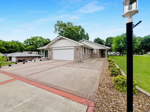 Spacious 3 bed, 2 bath home, 5 min to town square, close to Baxter Hospital