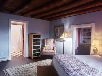 The Red Pump Inn~Est. 1812, One Bedroom Farmhouse Hotel dekat Charleston Falls Preserve