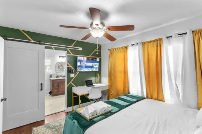 King bd / Charming 2 story cottage w/ Private Yard 올랜도 사이언스 센터 주변 호텔