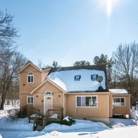 Inn Kognito 4 Modern Farmhouse, Fireplace, HOT TUB, Sauna, Fire Pit, game room