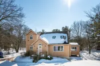 Inn Kognito 4 Modern Farmhouse, Fireplace, HOT TUB, Sauna, Fire Pit, game room