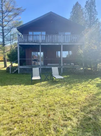 Lakeside Home with Mountain Views Отели в г. Саранак Лейк