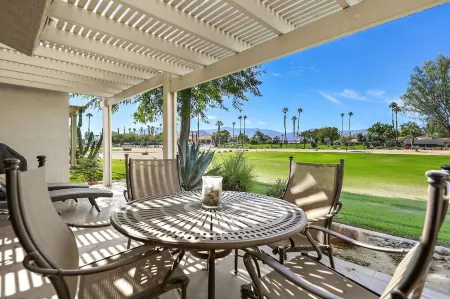 Desert Paradise Retreat Awaits on Golf Course with Sunset & Mountain Views Отели рядом с достопримечательностью «Палм-Дезерт Палмс»