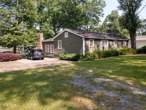 Waterfront lot on Lake Blackshear.  Great location!!  Large dock for gatherings!