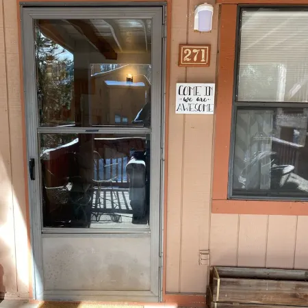 Cozy M&M’s Condo-2 blocks from resort lift!