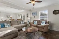 Mermaid Dreams: Spacious 3 Bedrooms 2.5 Bath with Pool All in Golf Cart District