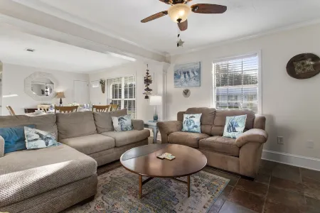 Mermaid Dreams: Spacious 3 Bedrooms 2.5 Bath with Pool All in Golf Cart District Отели рядом с достопримечательностью «Walter Anderson Museum of Art»