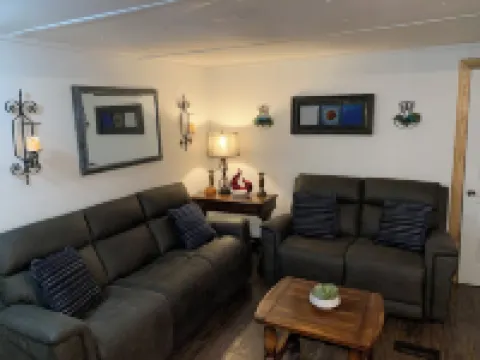 Charming 3-bedroom mobile home with Starlink WiFi in serene area of Stephenville