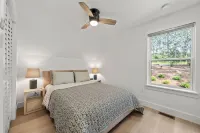 A-Frame Modern Minimalist Dream: 3-bed, 2bath; Hot Tub & Cold Plunge Hotel dekat Lake Lanier Islands