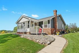 Cozy Cottage at Long Lake with plenty of outdoor space!