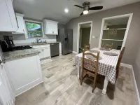 The Nest - centrally located - 2 bed / 1 bath home 그로브 호텔