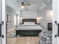 2 Min Walk to Downtown/King Bed /Golf Cart Rental/Pet Friendly! Hotels in Mount Dora