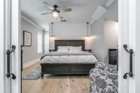 2 Min Walk to Downtown/King Bed /Golf Cart Rental/Pet Friendly!