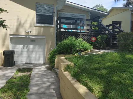 Romantic getaway, lakeview 5 min from the Downtown!