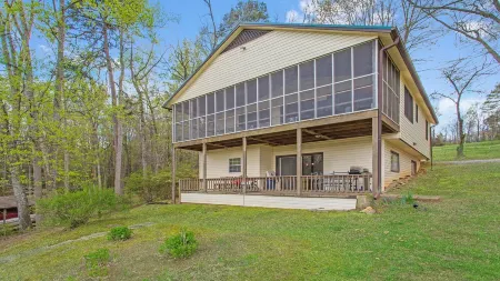 Lakefront 4Bd-2ba; Deep Water; Large Porch; 2 Night Min; Sleeps 14; Pet Friendly