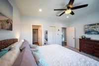 Agua Vista Waterfront Home 💥Hot Tub💥Sun Deck-Fish off Patio🎣Kayaks provided🛶