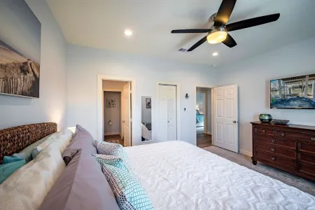 Agua Vista Waterfront Home 💥Hot Tub💥Sun Deck-Fish off Patio🎣Kayaks provided🛶