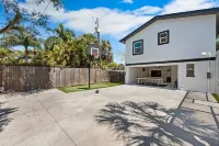 Perfect location 6 Bedroom, 4 Bathroom house. GameRoom,HeatedPool. 5min to Beach