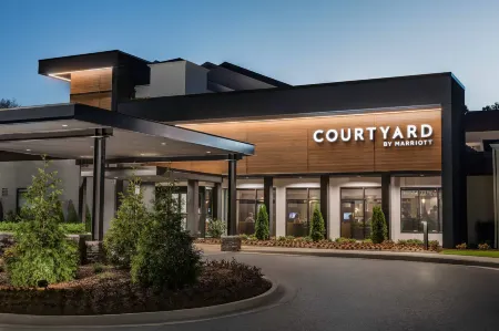 Courtyard Atlanta Perimeter Center Отели рядом с достопримечательностью «Azalea Park Boardwalk, Roswell»