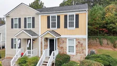 Sweet Home 10 Minutes From KSU