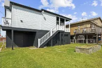 Remodeled Historic Waterview Home Minutes to beach,Moody Gardens, Pleasure Pier