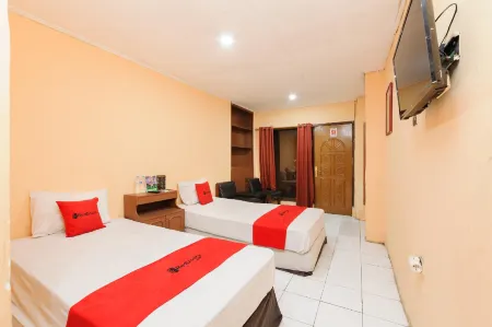 RedDoorz Plus Near Rscm Jakarta